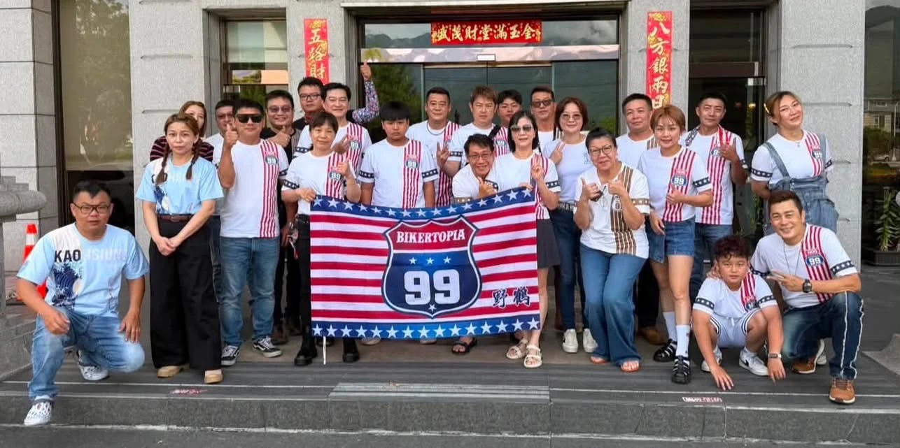 野鶴團原始合照，僅裁上方建築，未生成修改
