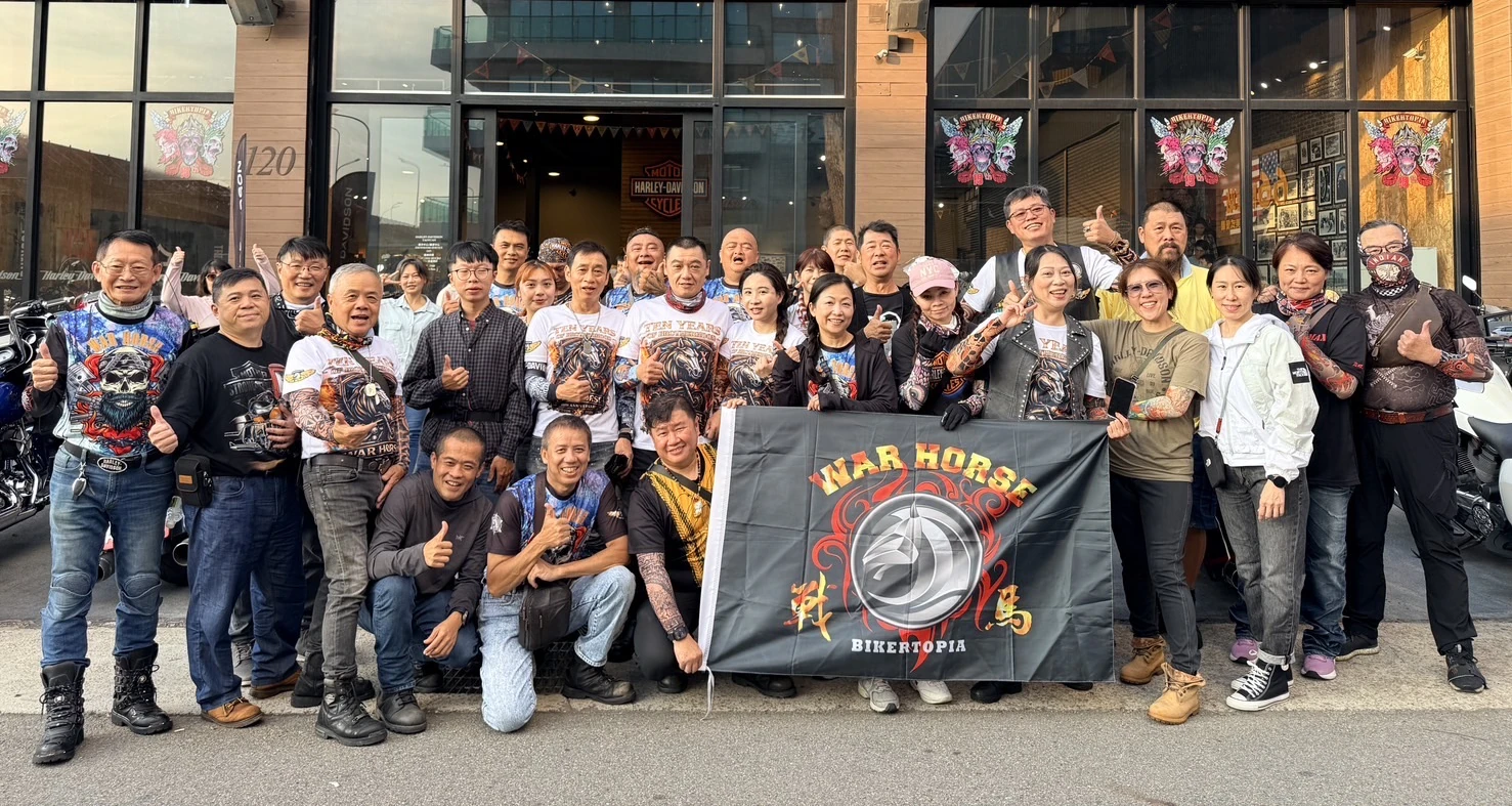 戰馬原始合照，僅裁切上方建築，未生成修改